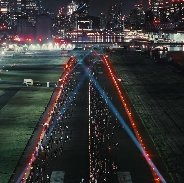 Corredoras na pista do London City Airport durante o Nike After Dark Tour, em 17 de outubro