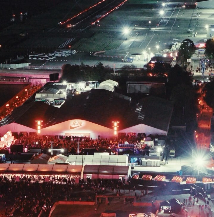 Do alto, a pista do London City Airport iluminada para a prova, com a área do evento ao lado