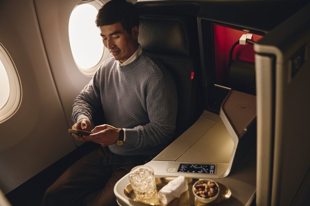 Passageiro desfruta da nova suíte Delta One, classe executiva reformulada para viagens aos Estados Unidos