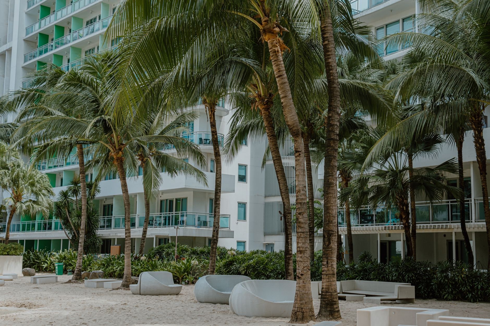 Empreendimentos litorâneos modernos integram áreas de convivência à beira-mar, modelo em alta no turismo e hotelaria