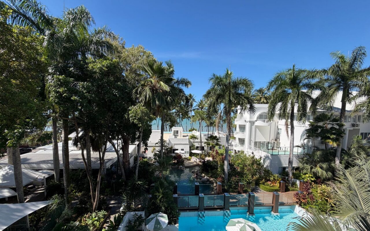 Empreendimentos litorâneos integram estruturas de lazer e piscinas à paisagem tropical para atrair investidores