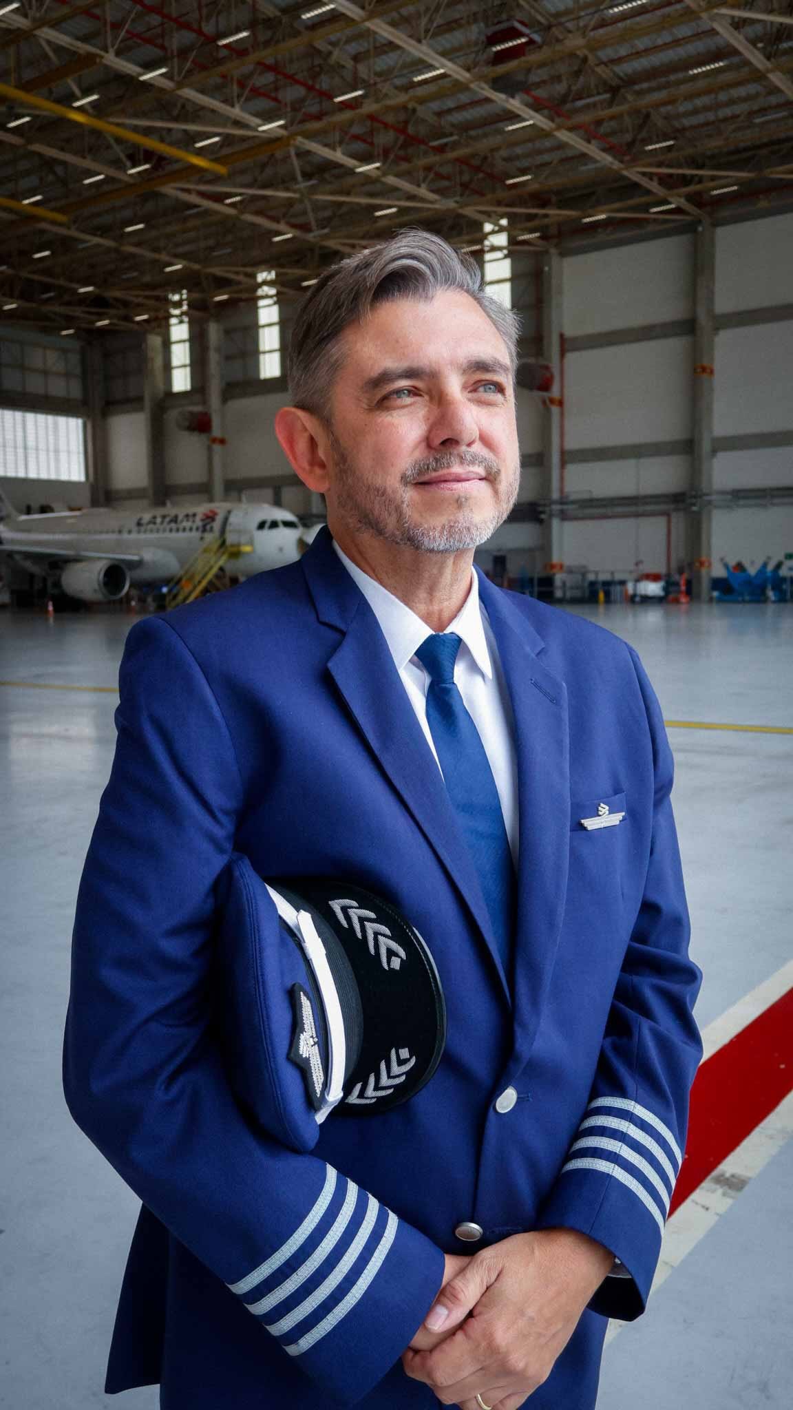 Comandante da Latam em hangar, representando a nova frota que amplia conexões executivas em Alagoas
