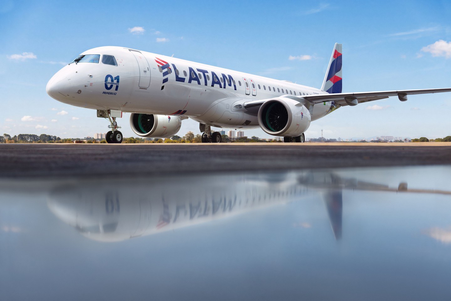 Novo jato Embraer E195-E2 com a pintura da Latam Airlines