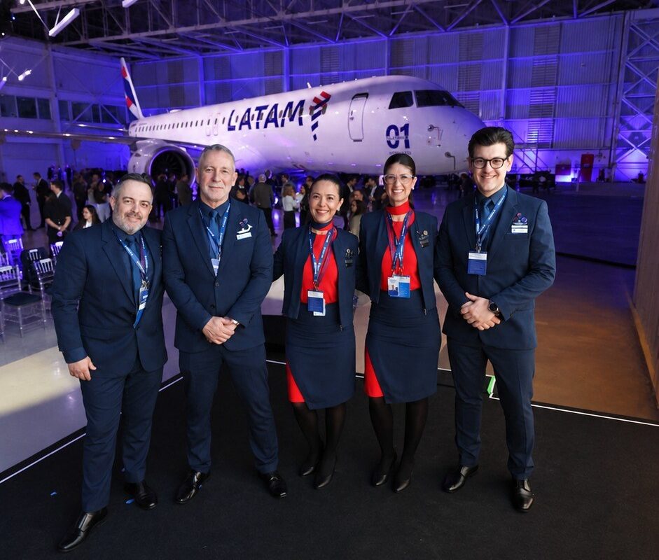 Funcionários da Latam posam em evento de apresentação do novo jato Embraer E195-E2 da companhia