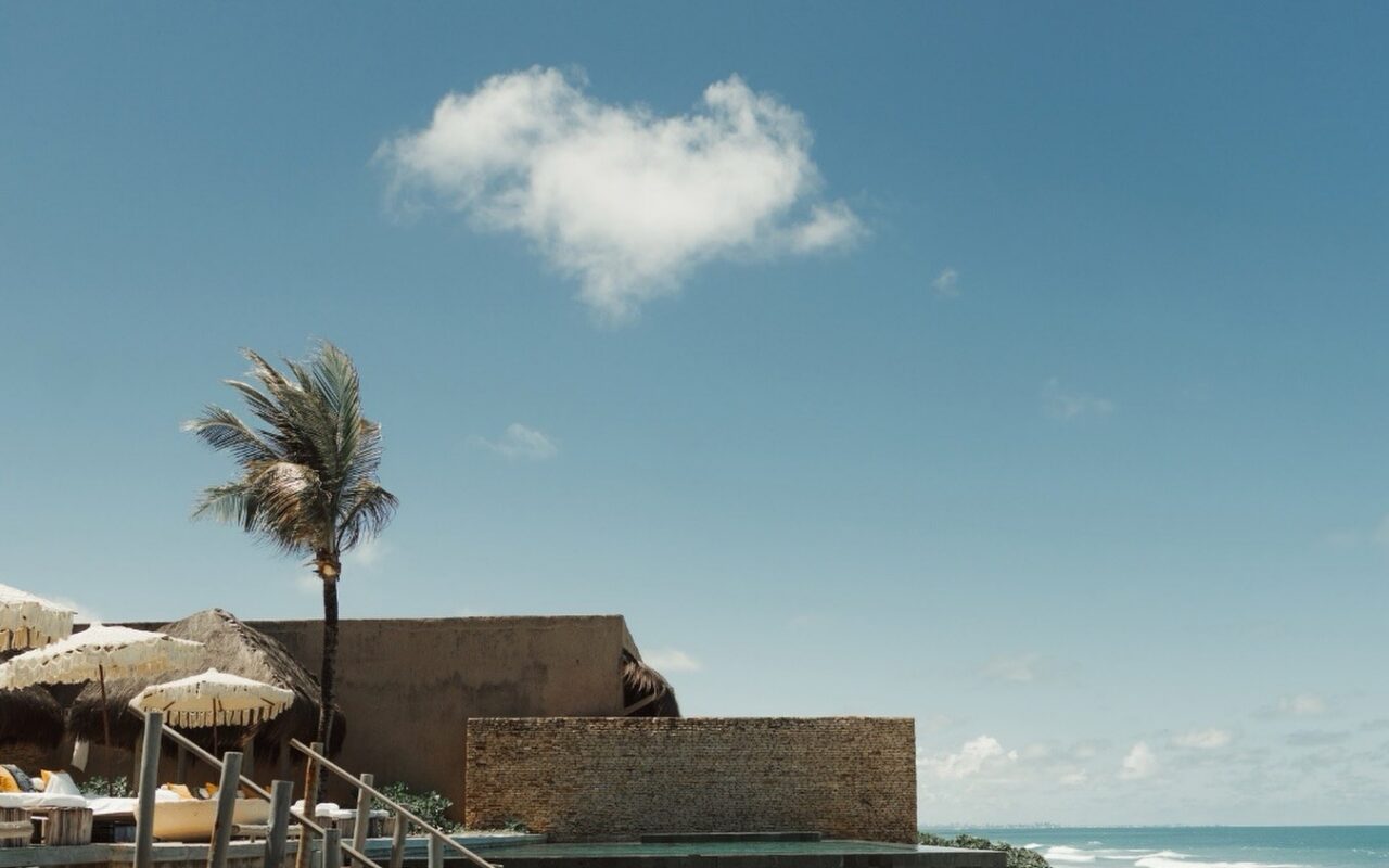 Piscina e área de contemplação à beira-mar no Kenoa Resort, refúgio de silêncio e desaceleração na Barra de São Miguel