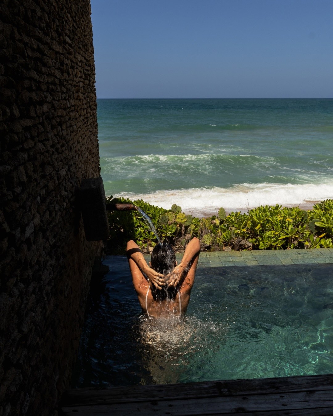 Momento de pausa e desaceleração em área privativa à beira-mar no Kenoa Resort, na Barra de São Miguel