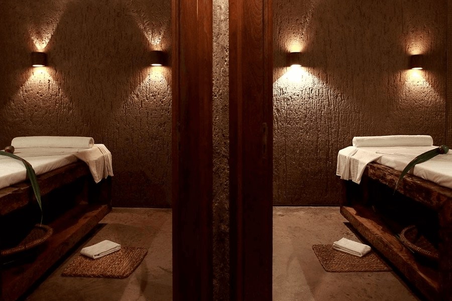 Ambiente interno do Kenoa Resort na Barra de São Miguel, destacando a arquitetura sustentável e materiais rústicos