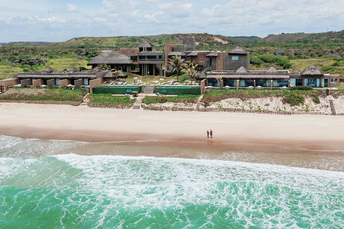 Vista aérea da arquitetura integrada à natureza do Kenoa Resort, na Barra de São Miguel
