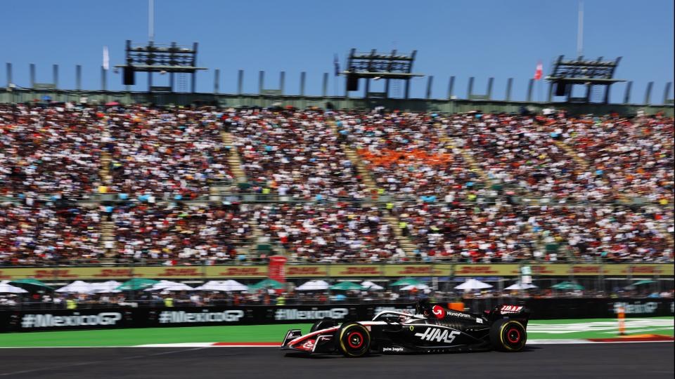 Carro da equipe Haas em ação na pista, escuderia que contará com o piloto regional em 2027