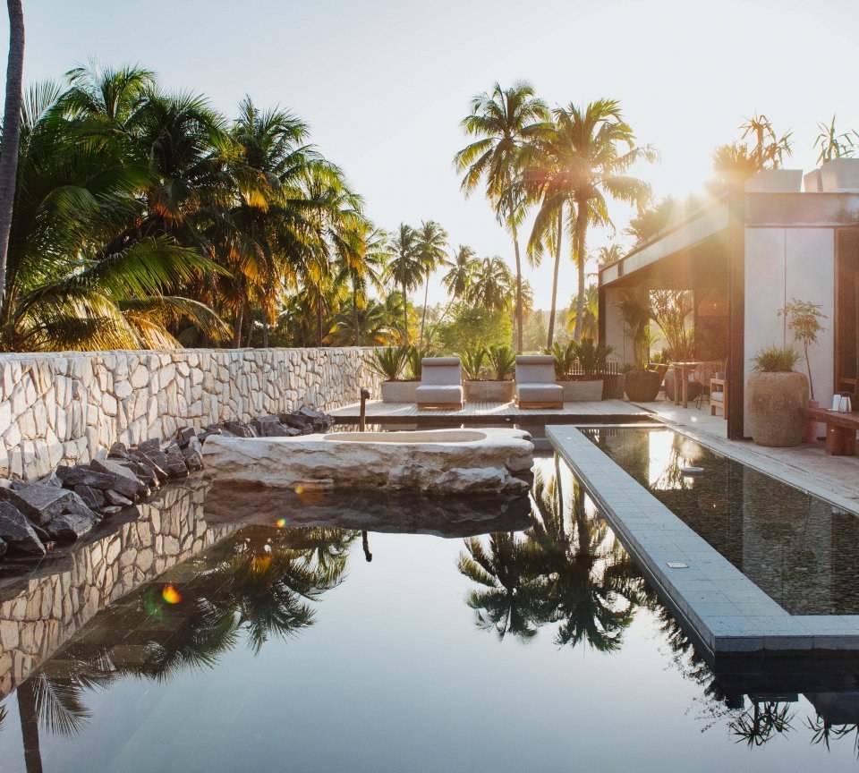 Área de lazer e piscina integrada à natureza no Pedras do Patacho Hotel Boutique Experience, na Rota dos Milagres