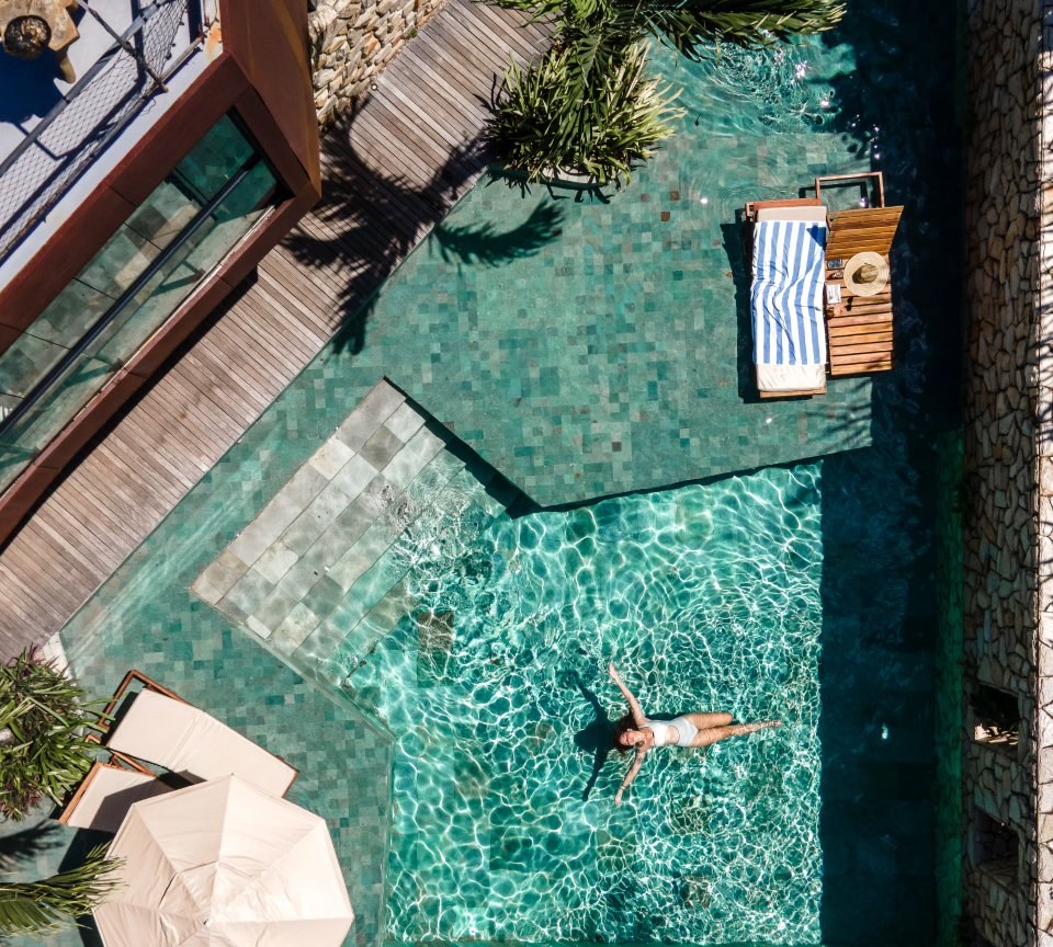 Piscina privativa em bangalô do Pedras do Patacho, exemplo da hotelaria boutique na Rota dos Milagres