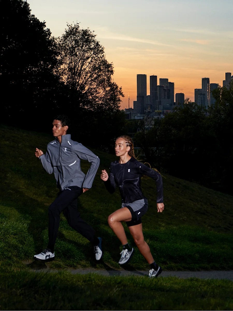 Corredores em treino urbano de alta performance, refletindo a busca contínua por inovação e tecnologia no esporte