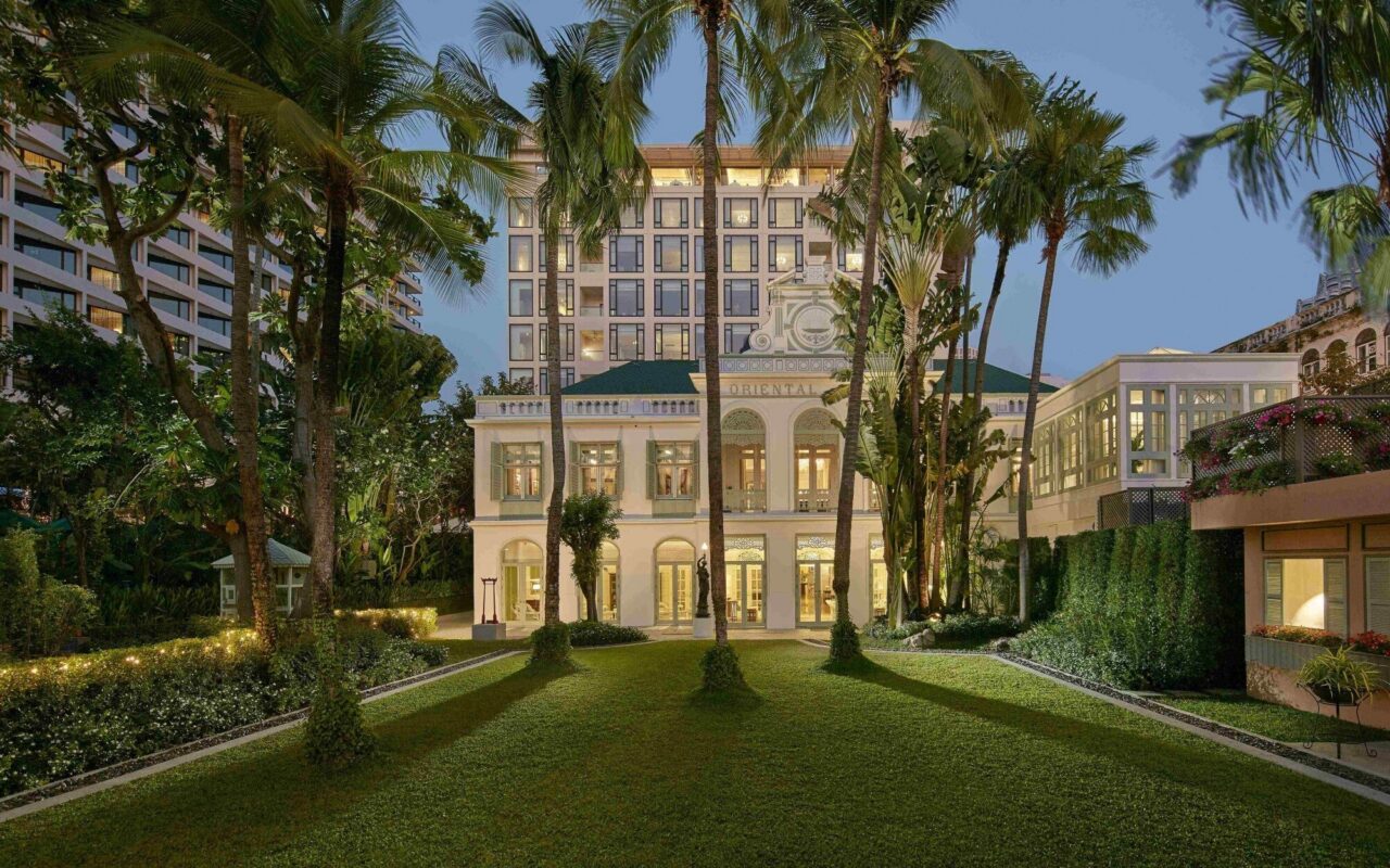 O casarão colonial de fachada clara, cercado por coqueiros, guarda a memória da hotelaria à beira do rio