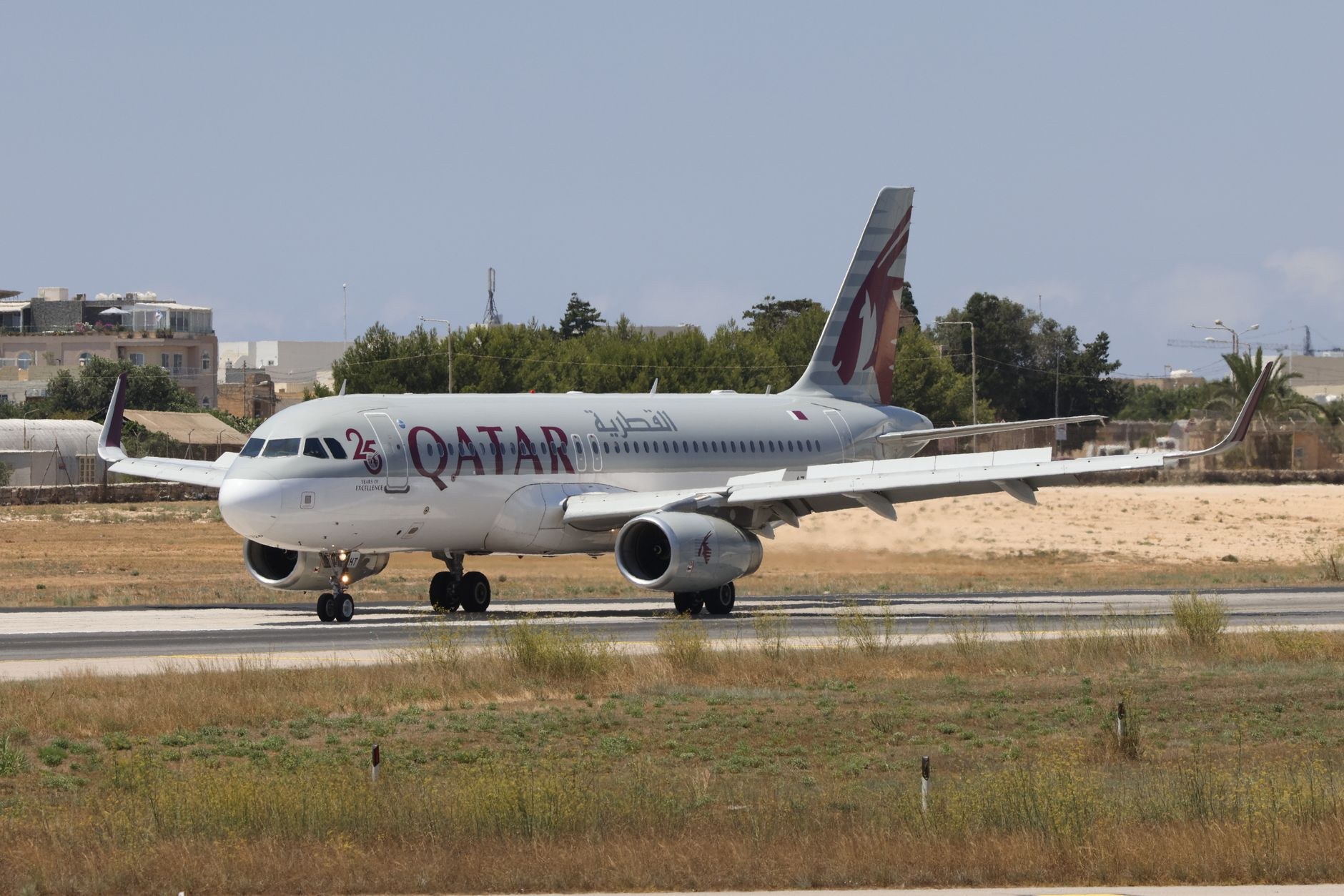 Aeronave da Qatar Airways em pista de aeroporto; a companhia é a nova parceira de transferência de pontos da Livelo