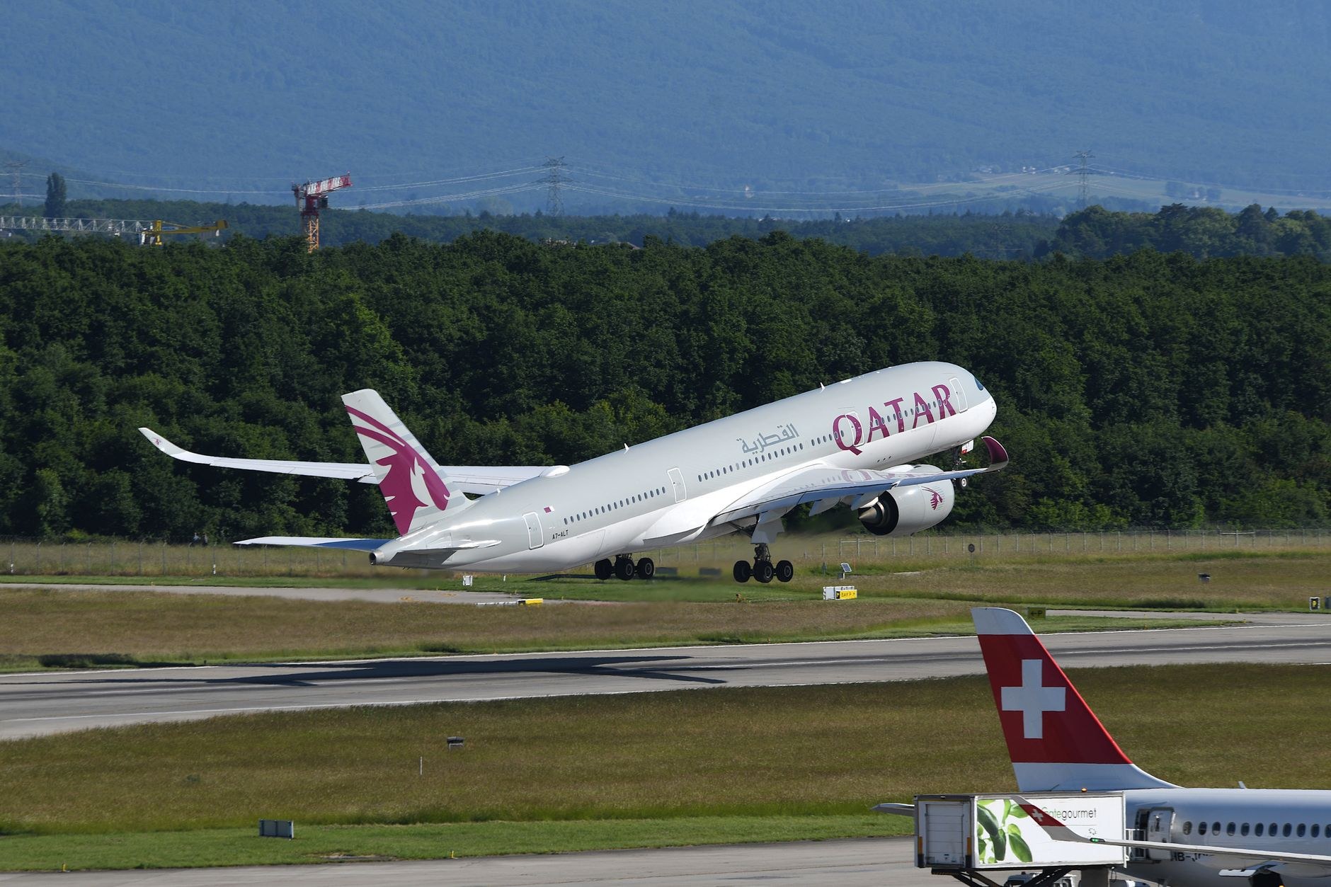 Airbus A350 da Qatar Airways decola; a companhia opera rotas de longo curso para o Oriente Médio, Ásia e Oceania