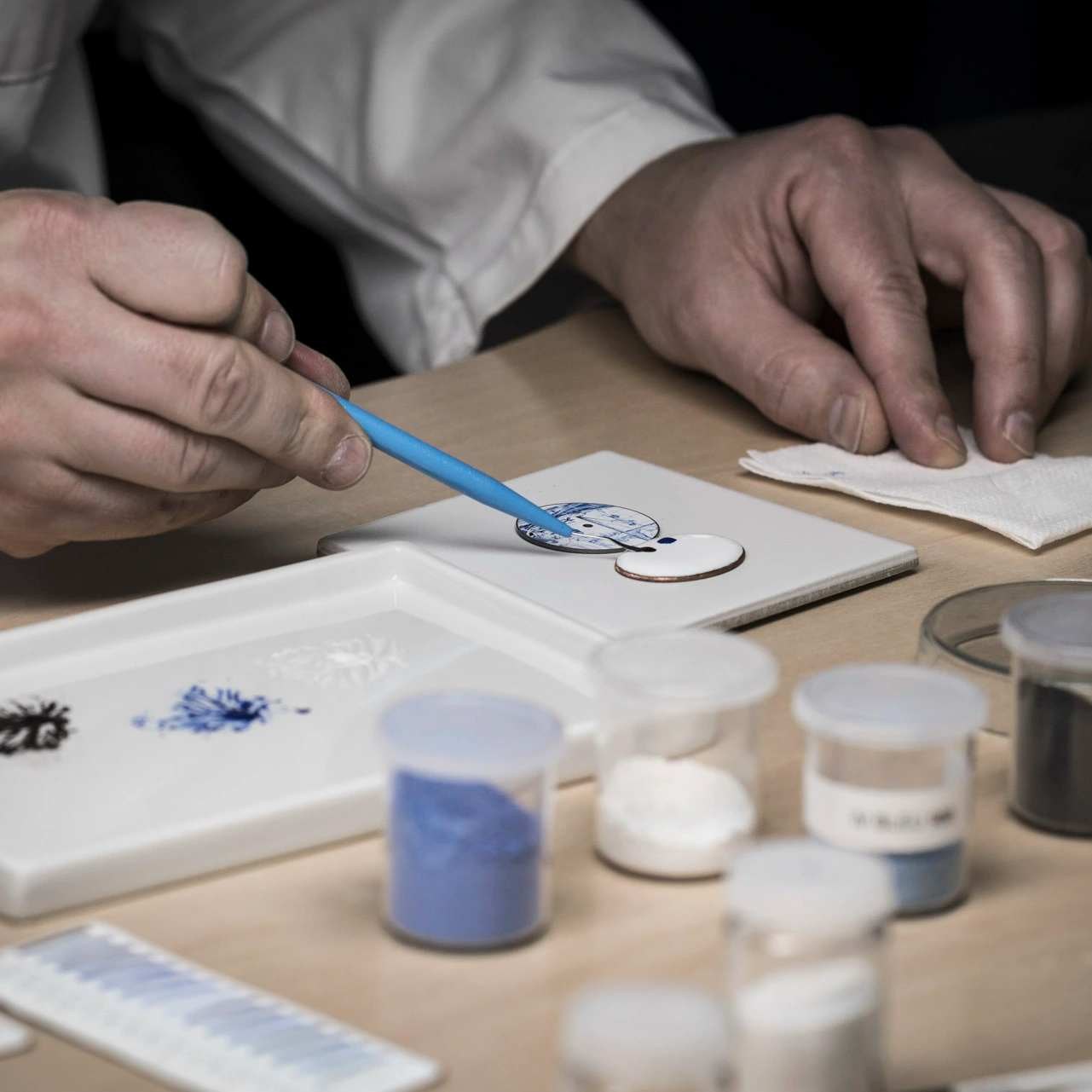Artesão realiza trabalho de pintura em miniatura sobre esmalte, técnica em destaque na Watch Art Grand Exhibition