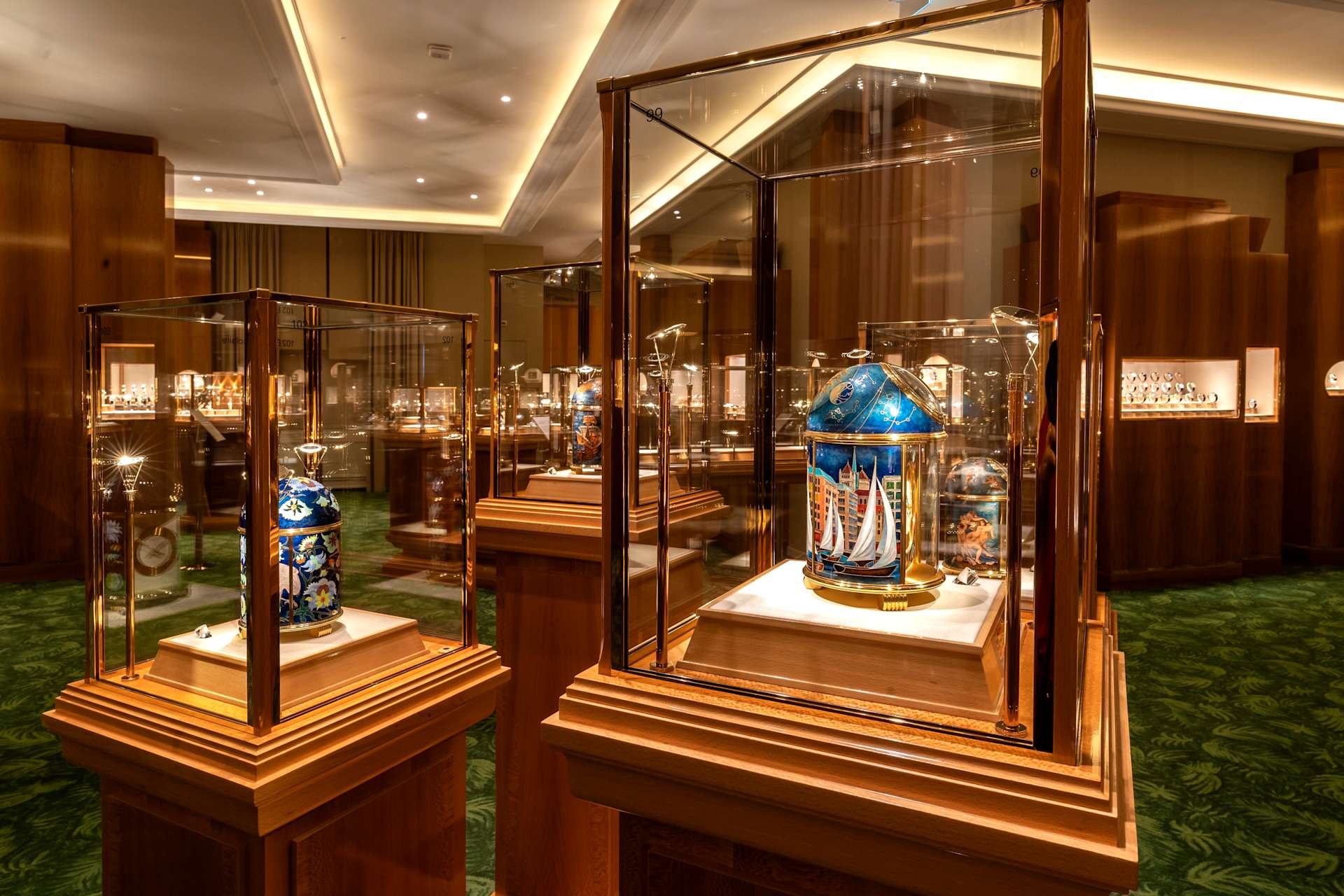 Vitrines com relógios raros e peças decoradas na exposição da Patek Philippe em Milão