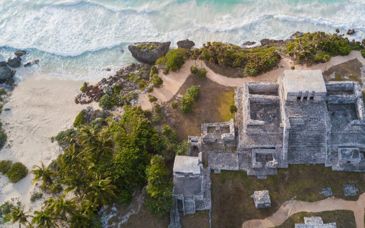 O mar turquesa quebra aos pés das construções maias, num cenário que fez a fama de Tulum
