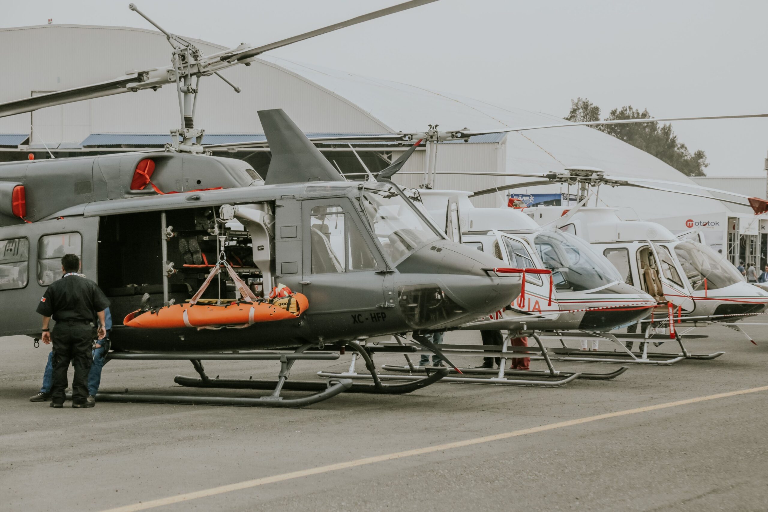 Maca de resgate presa à cabine mostra como esses helicópteros são equipados para salvar vidas