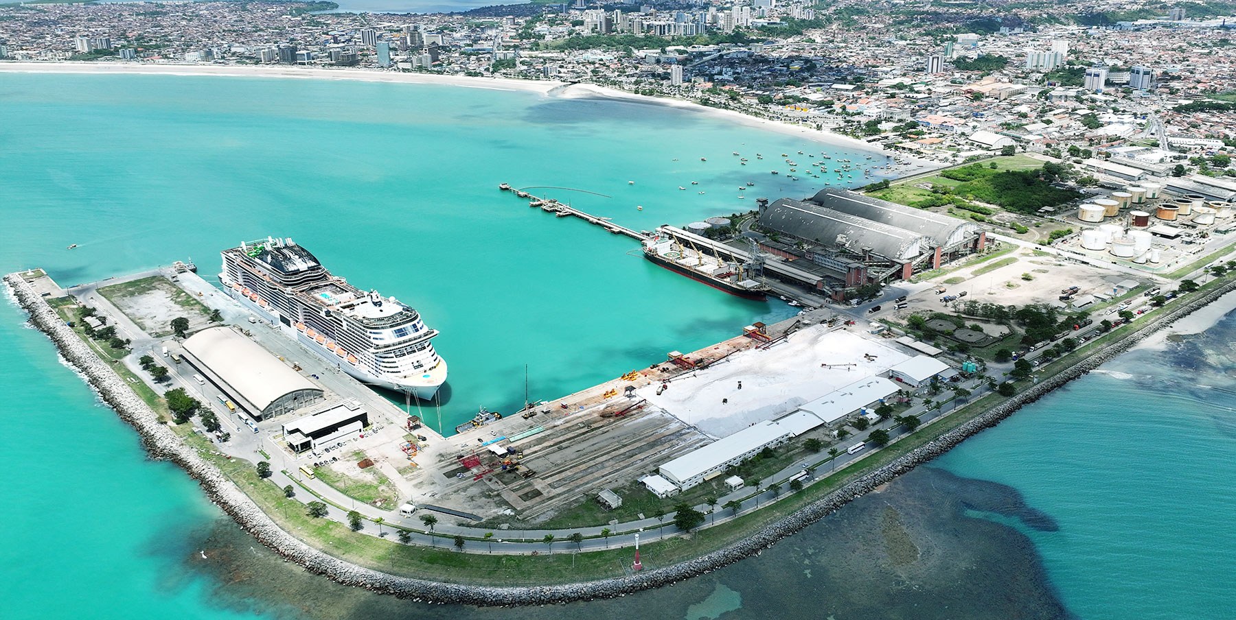 O Porto de Maceió e, ao fundo, as orlas de Jaraguá e Pajuçara: o complexo turístico prevê a marina pública entre o porto e o estacionamento do Jaraguá