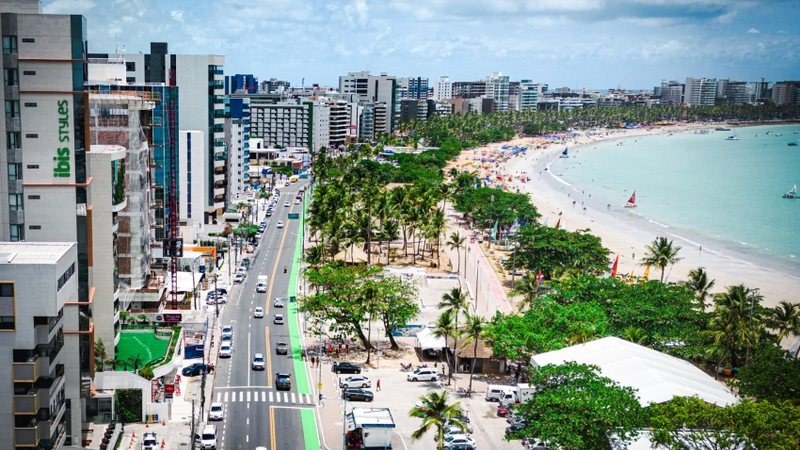 Orla urbana de Maceió concentra edifícios valorizados e alta demanda por locações de padrão elevado