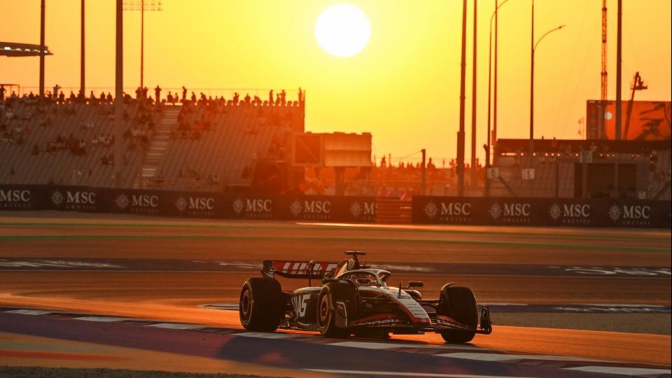 Carro da equipe Haas F1 Team em ação na pista, representando a nova fase do automobilismo nordestino