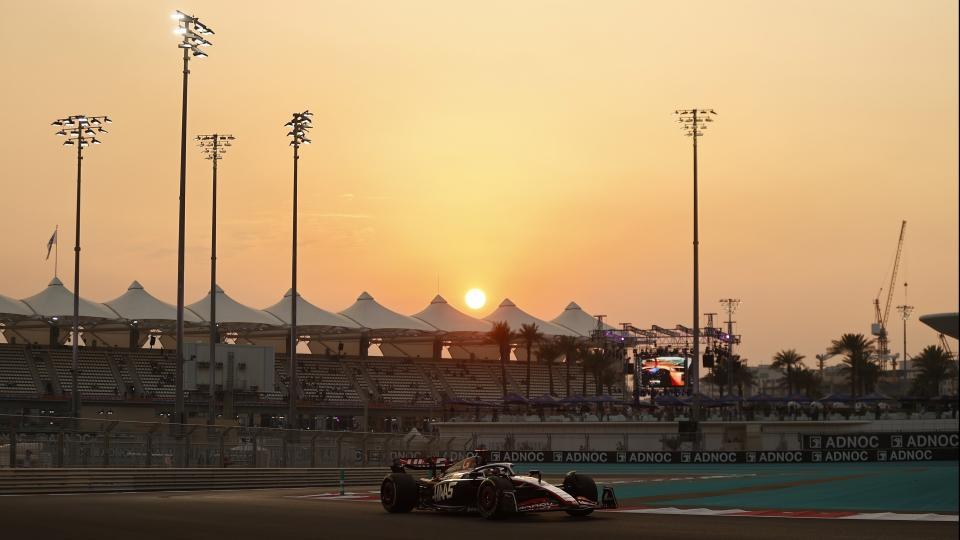Carro da equipe Haas F1 Team em teste na pista, destacando a chegada do automobilismo de elite