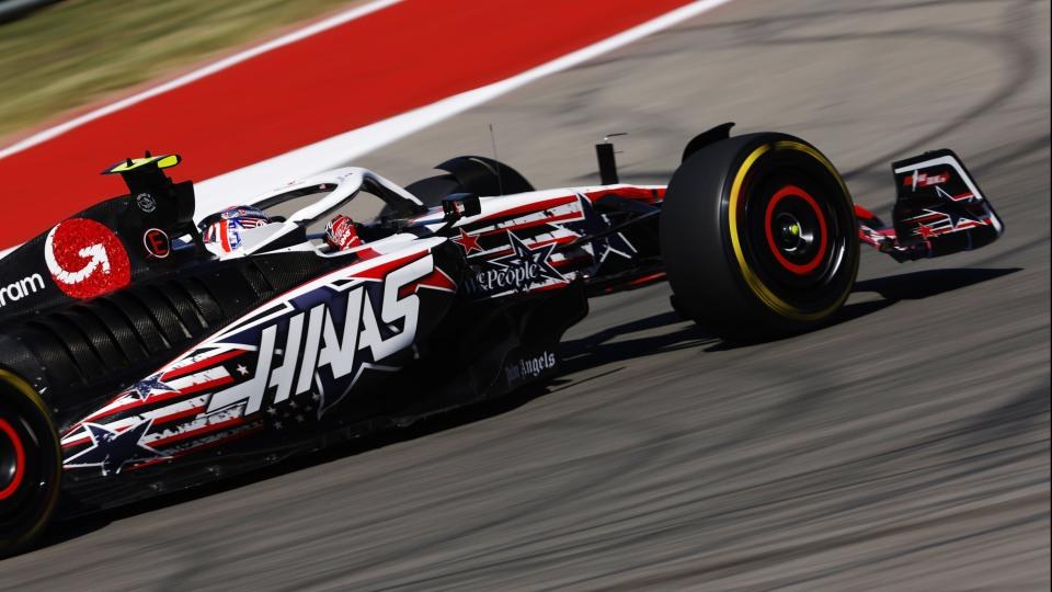 Carro da equipe Haas F1 Team em ação na pista, destacando a chegada do automobilismo regional à principal categoria
