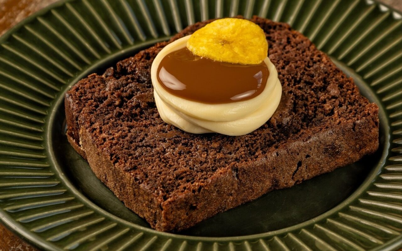 Bolo de chocolate servido na RDV Roasters, em Maceió