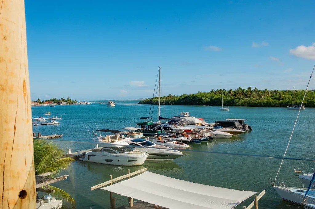 Vista parcial da infraestrutura e embarcações atracadas na Stella Marina, na Barra de São Miguel