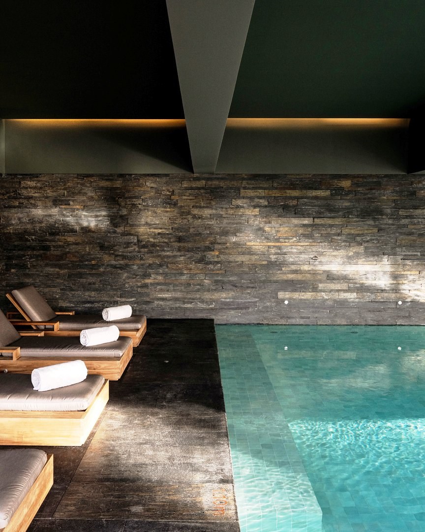 Área de spa com piscina interna e espreguiçadeiras, exemplo do tipo de hospedagem de alto padrão do roteiro por Amarante