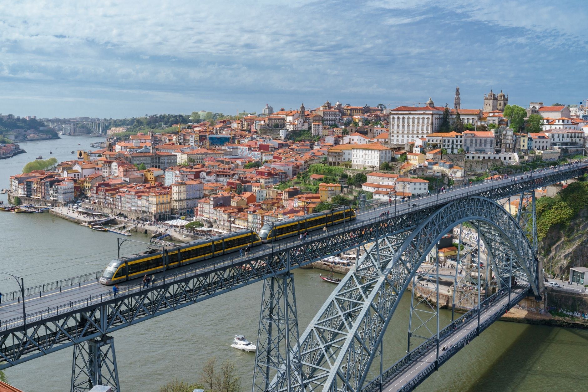 Vista do Porto com a Ponte Luís I sobre o Douro, ponto de partida do roteiro até Amarante