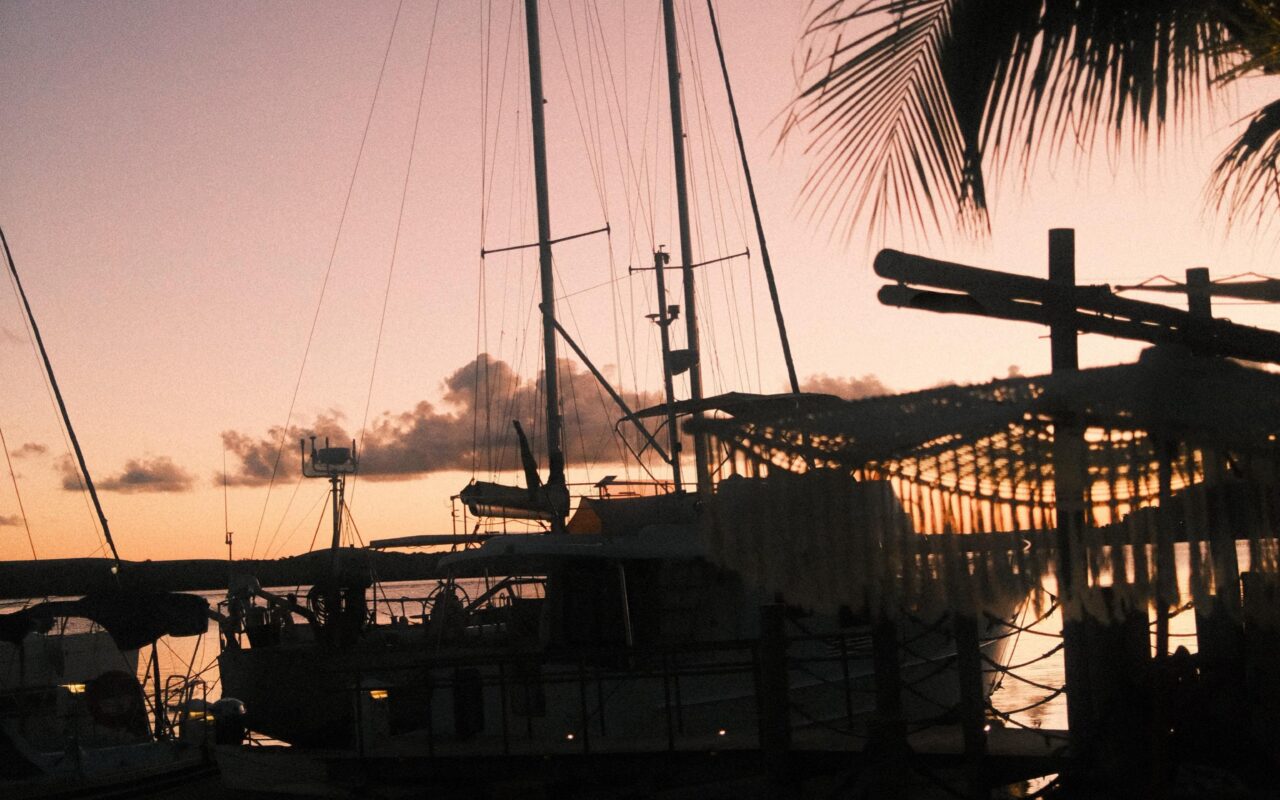 Veleiros atracados na Stella Marina, na Barra de São Miguel, ao entardecer