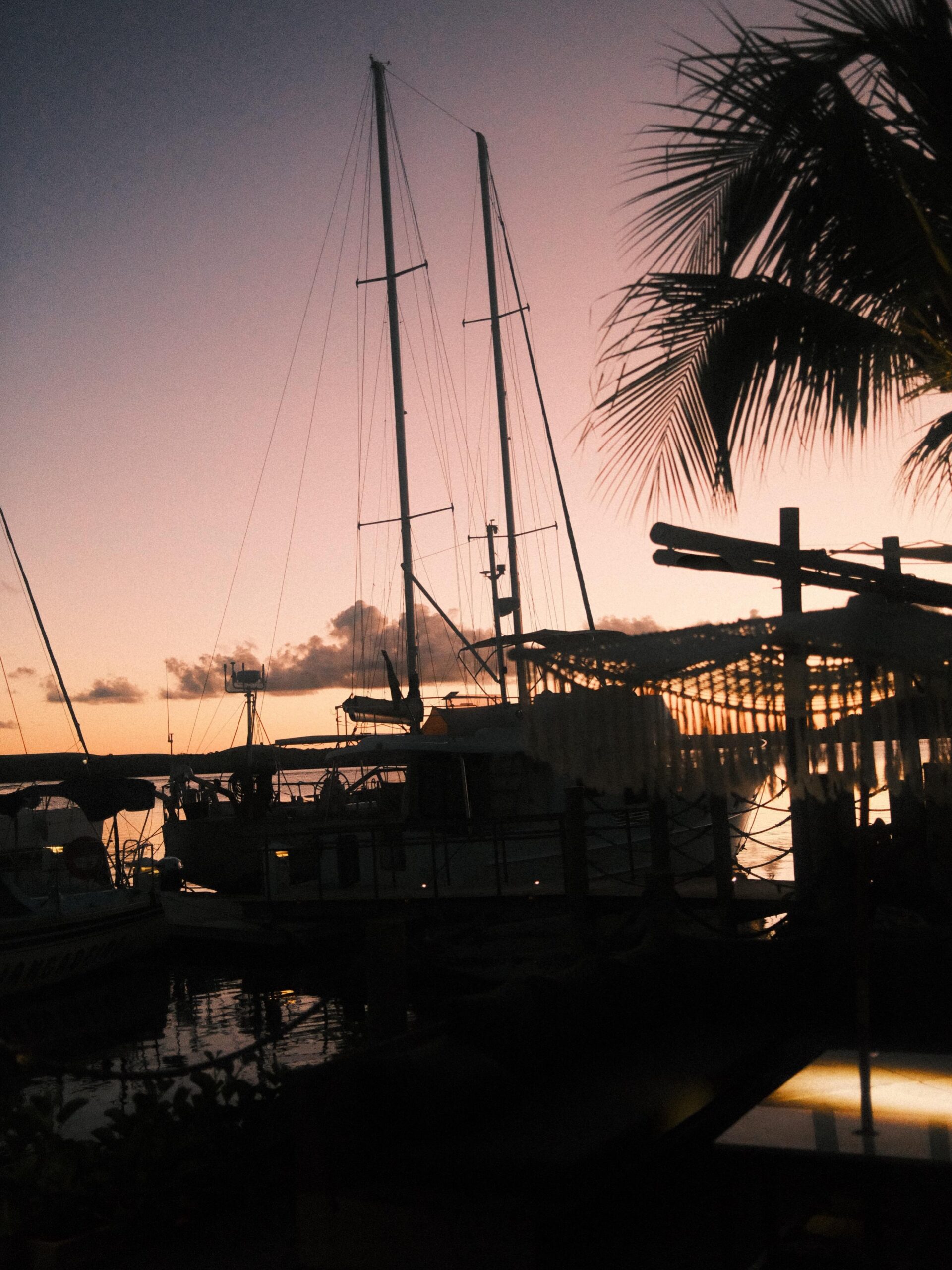 Veleiros atracados na Stella Marina, na Barra de São Miguel, ao entardecer