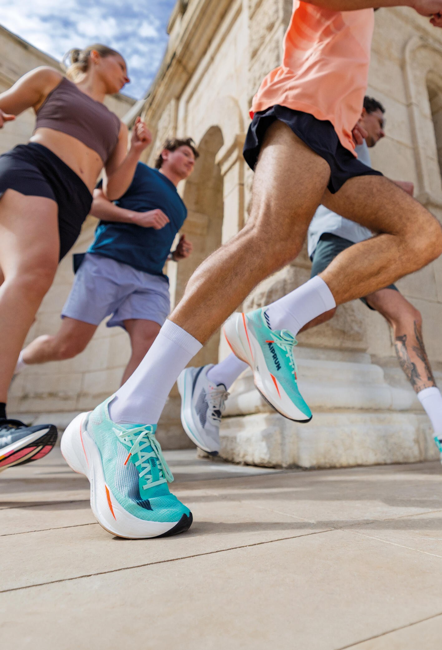 Corredores em treino de rua com tênis Kiprun, marca de corrida da Decathlon, em imagem de divulgação