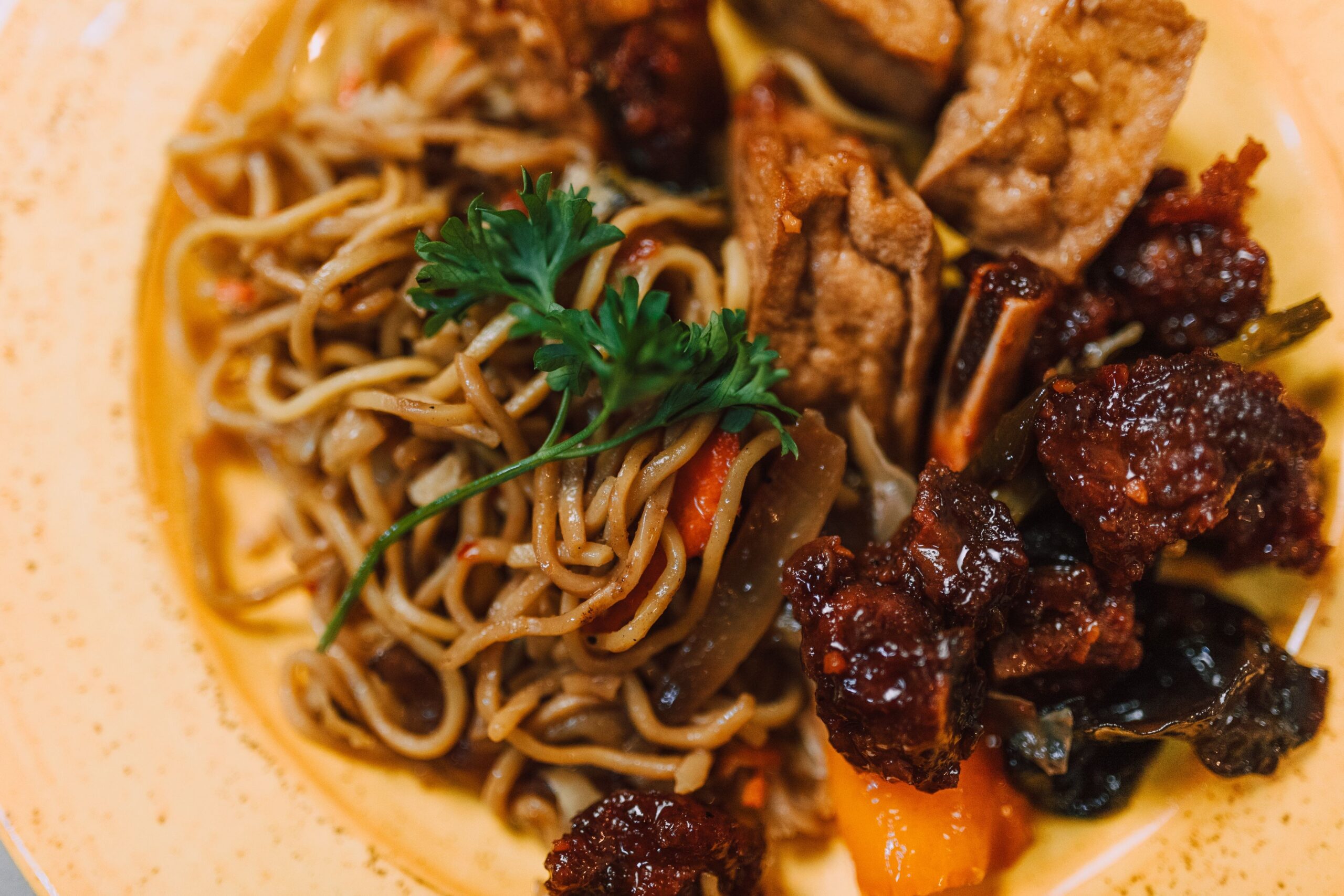 Macarrão salteado, ervas frescas e tofu dividem o prato numa receita de inspiração oriental