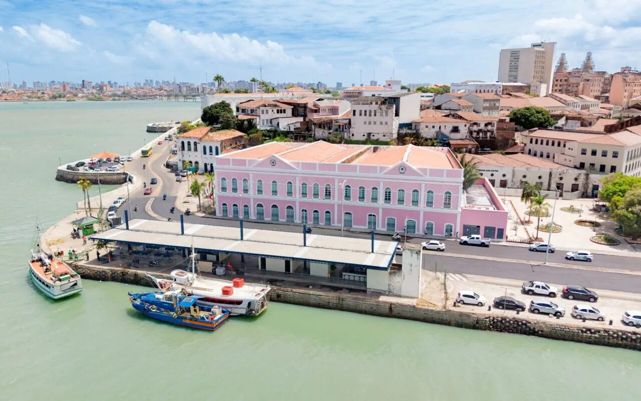 Casario colonial de frente para a baía, na Praia Grande, onde o centro histórico encontra o porto