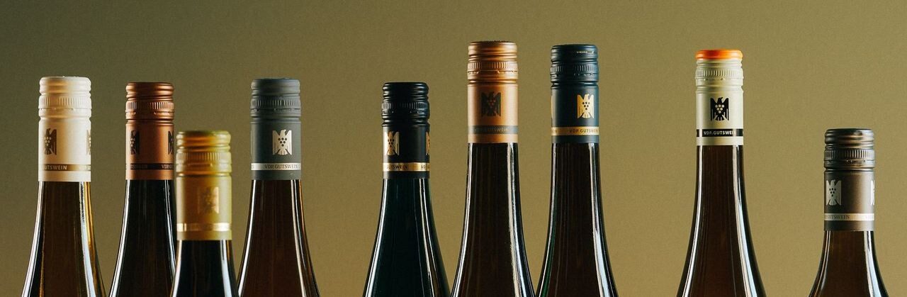 Gargalos de garrafas de vinhos alemães de alta gama, destacando rótulos da associação VDP