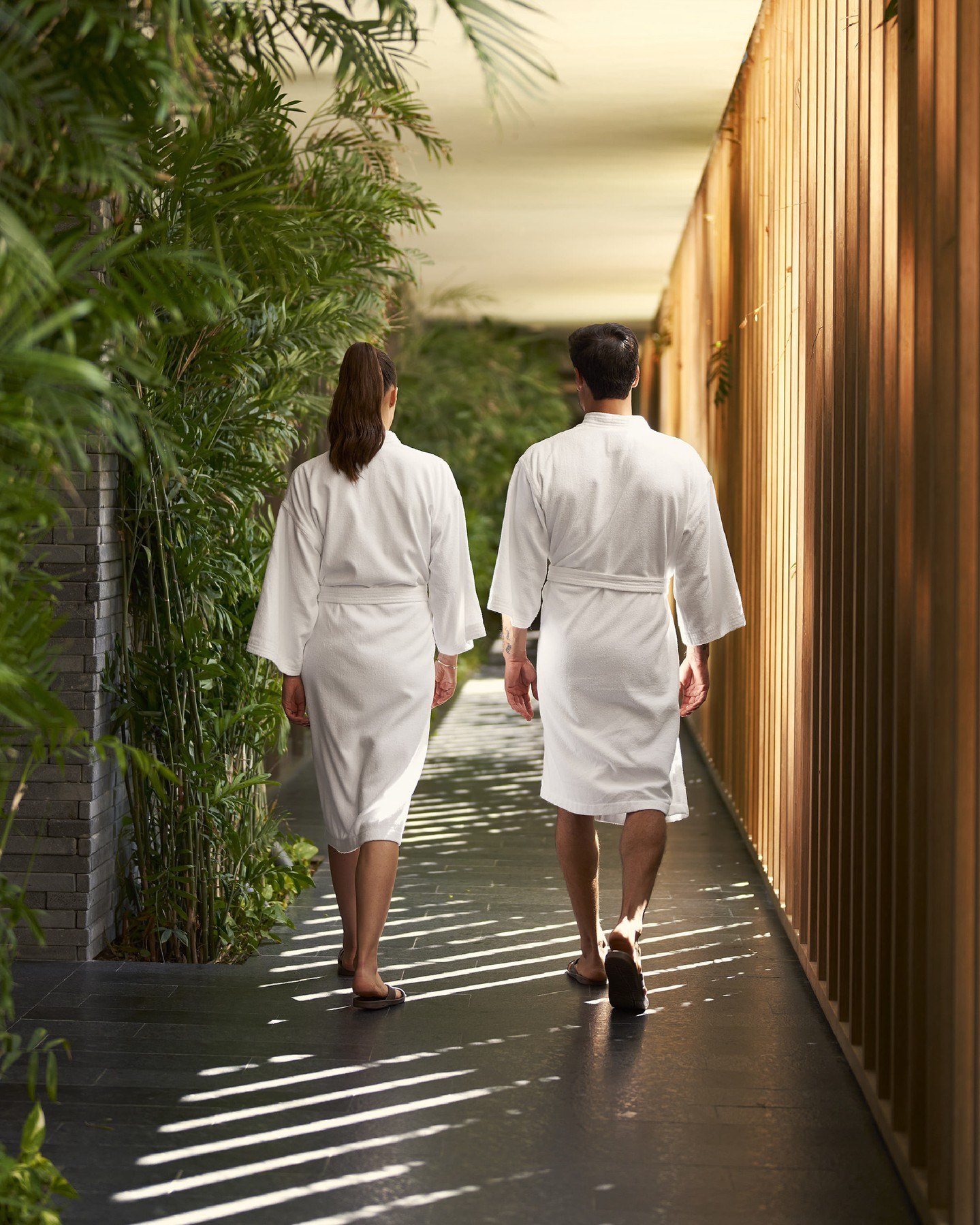 Hóspedes caminham pelas áreas integradas à natureza do premiado Waldorf Astoria Riviera Maya