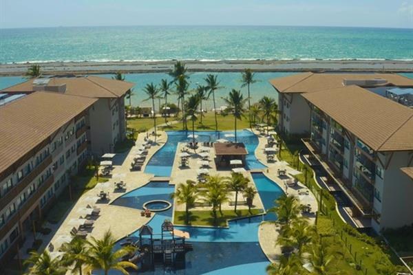 Área de piscinas e blocos de apartamentos de resort de frente para o mar em Ipojuca, no litoral pernambucano