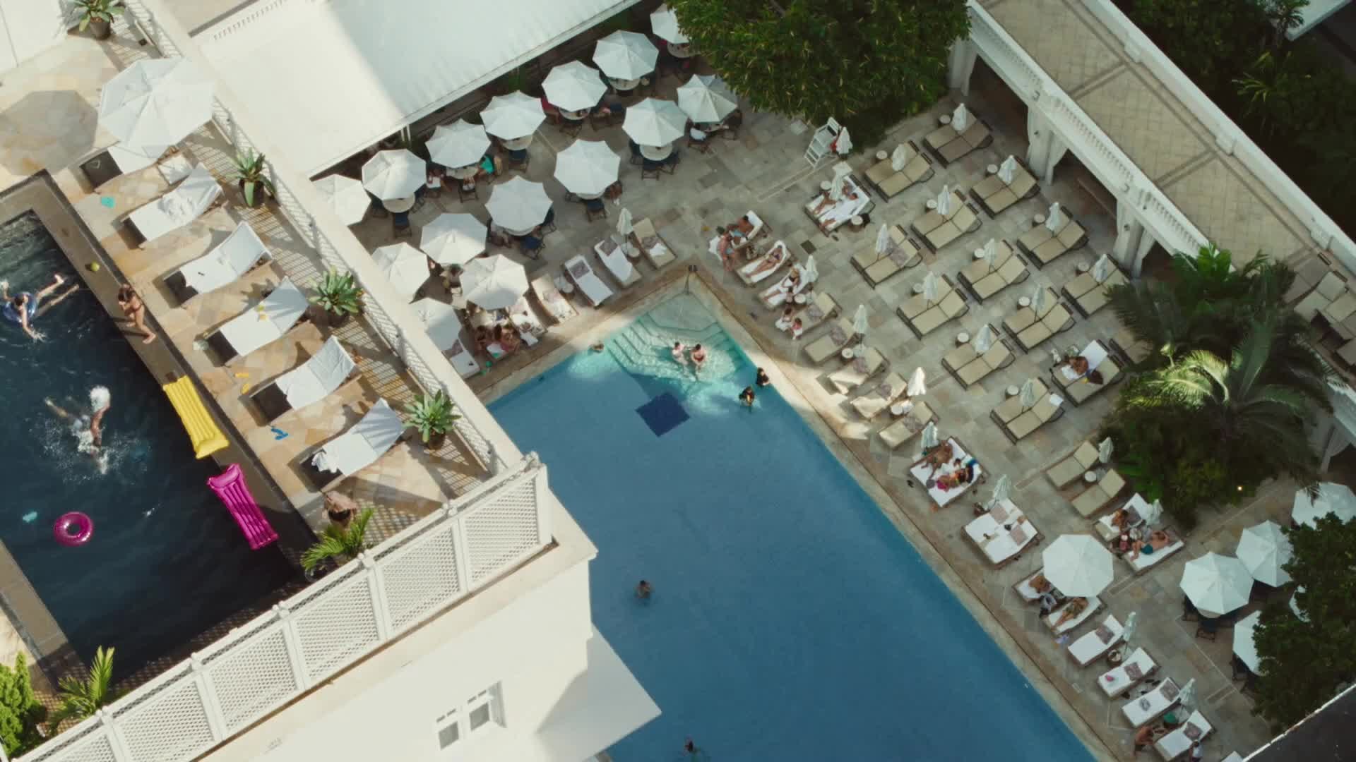 Vista aérea da área de piscinas do Copacabana Palace, no Rio, eleito o melhor hotel do Brasil na etapa regional do World Travel Awards